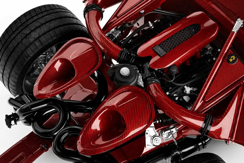 Detalhes em fibra de carbono vermelha no motor do hipercarro Tutto Rosso