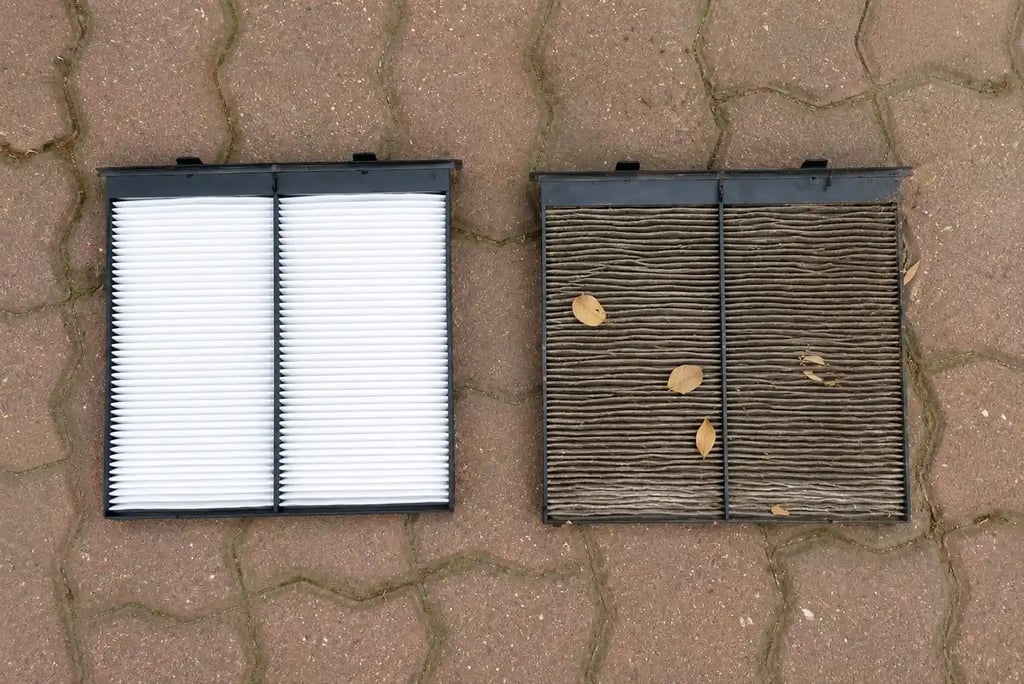 Comparação entre filtro de cabine novo e filtro sujo mostrando acúmulo de sujeira.