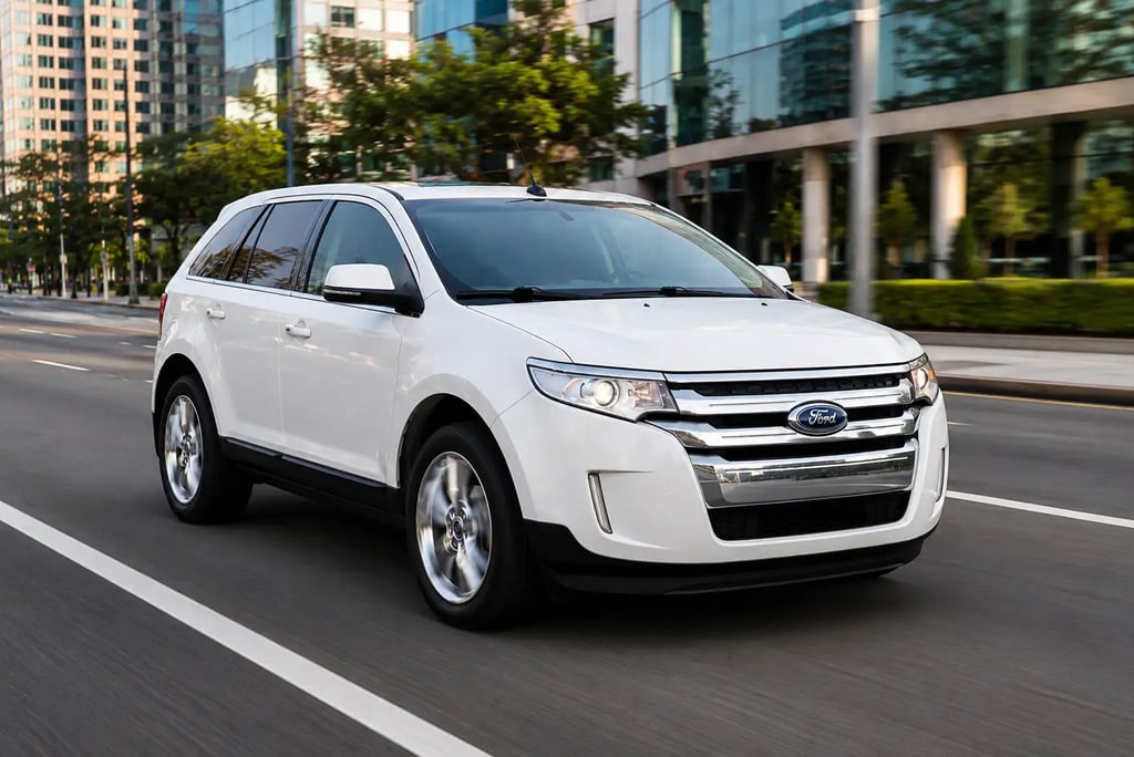 Ford Edge Limited branco em movimento em avenida urbana durante o dia