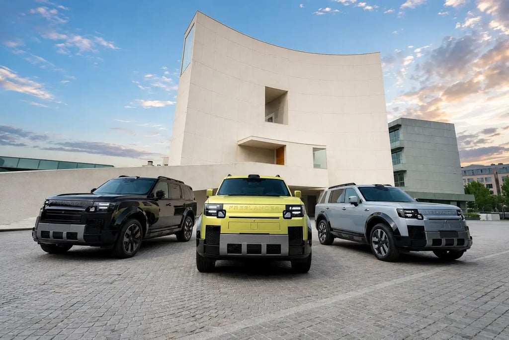 Linha Freelander 8 com três versões exibidas em frente a arquitetura moderna
