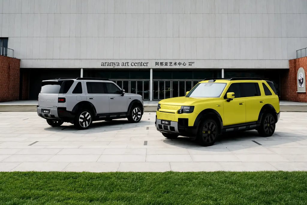 Dois SUVs Freelander 8 estacionados em praça moderna diante de centro cultural