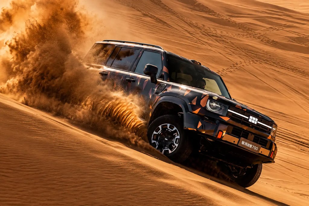 Geely Cruiser 700 deslizando nas dunas com visual off-road robusto e nuvem de areia