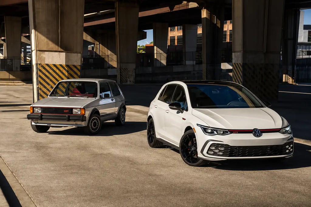 Volkswagen Golf GTI clássico e Edition 50 lado a lado celebrando 50 anos de história