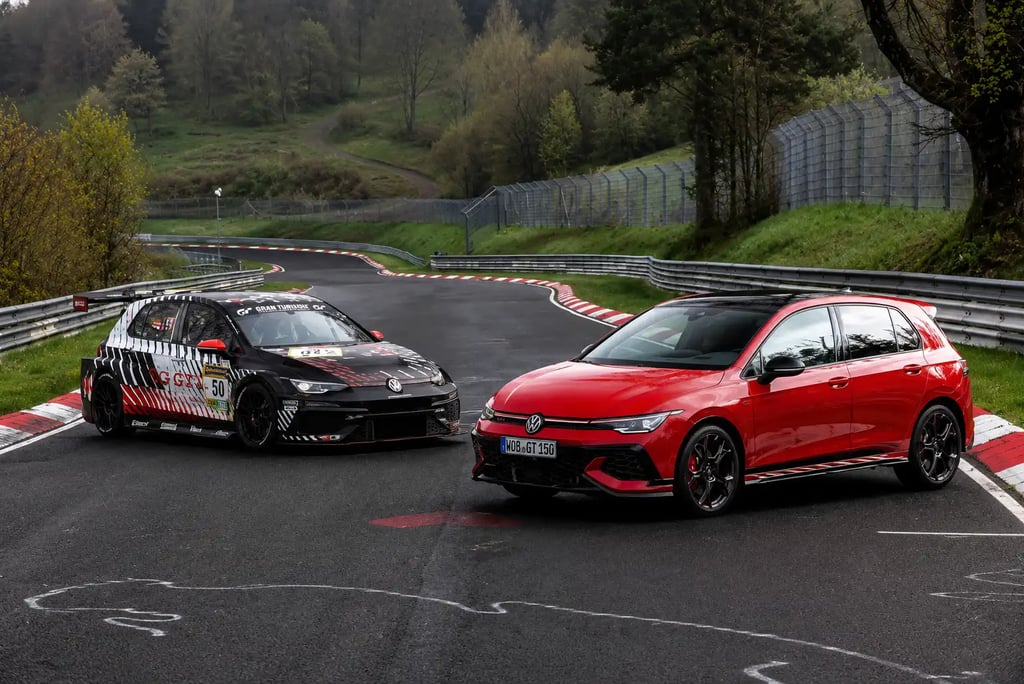 Golf GTI Edition 50 ao lado do carro de corrida em Nürburgring durante teste histórico