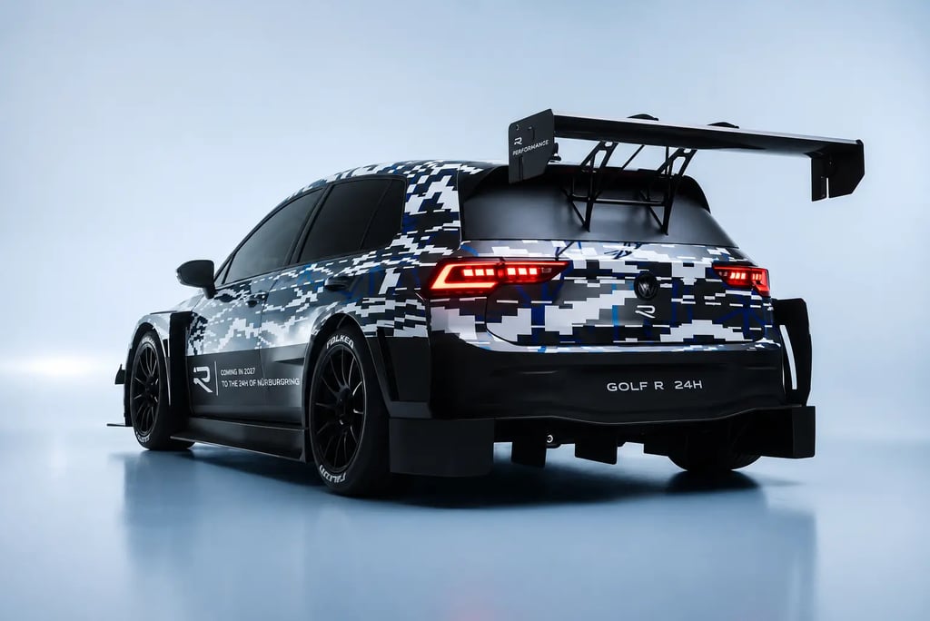 Traseira do Golf R 24H com enorme aerofólio e visual de carro de corrida.