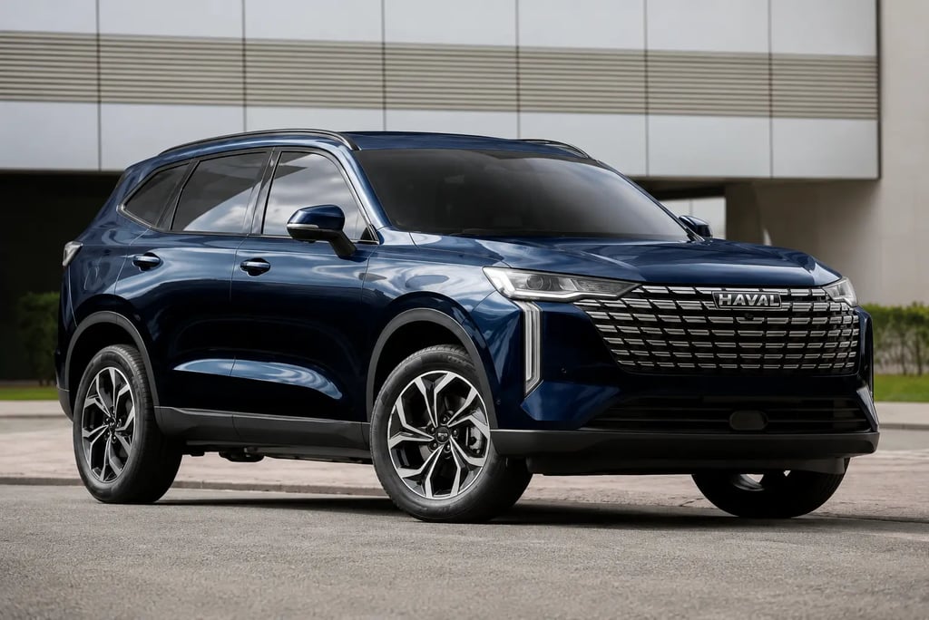 Haval H6 híbrido azul visto de frente e lateral em cenário urbano moderno.
