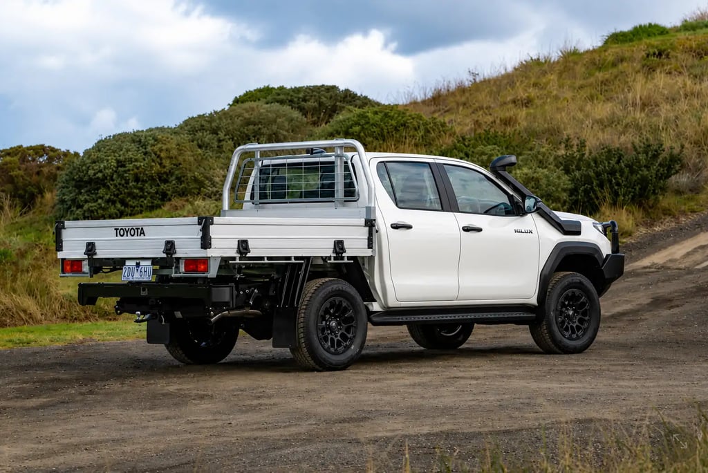Toyota Hilux Super Duty 2026 em estrada de terra com caçamba reforçada