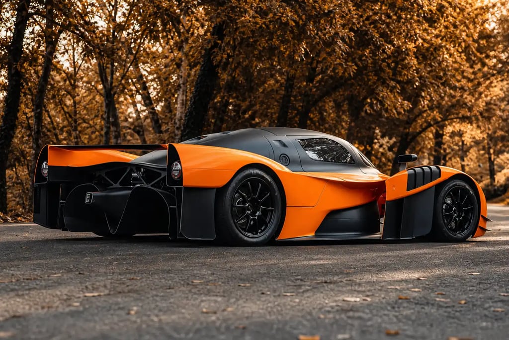 Hipercarro futurista laranja em estrada com cenário de outono e design agressivo