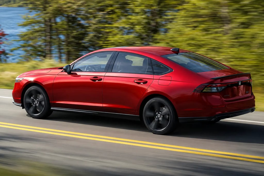 Honda Accord 2026 vermelho rodando em estrada com visual esportivo.