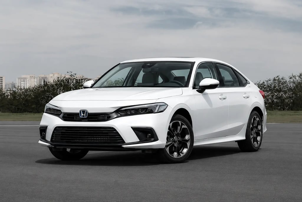 Honda Civic G11 híbrido branco com design moderno e tecnologia premium