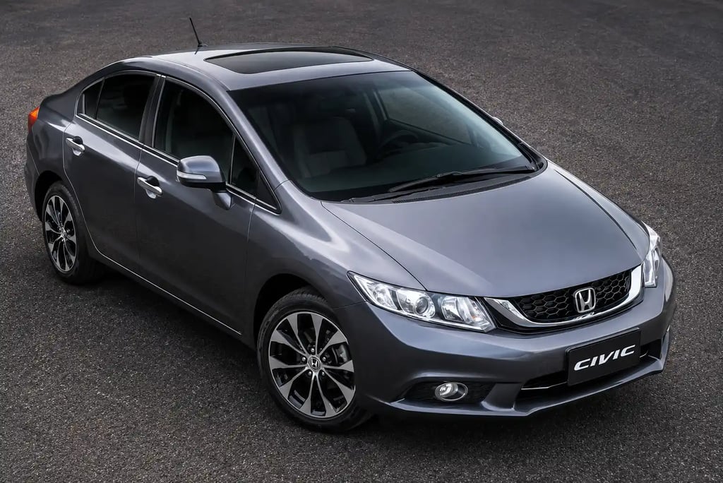 Honda Civic LXR 2016 cinza com teto solar e rodas de liga leve em destaque