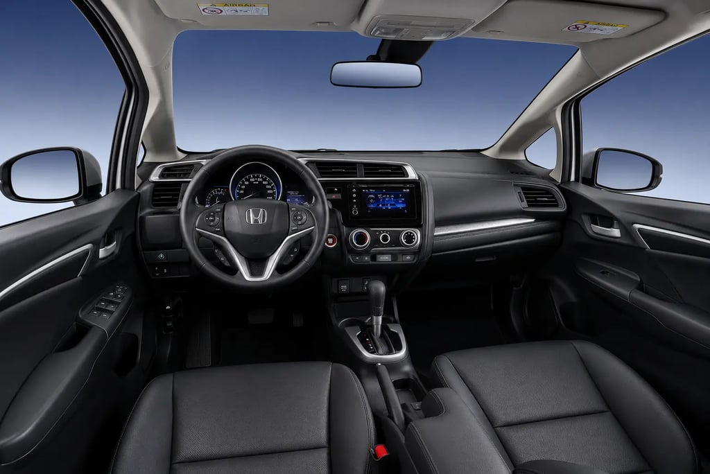 Interior do Honda Fit 2018 com painel, volante multifuncional e câmbio automático CVT