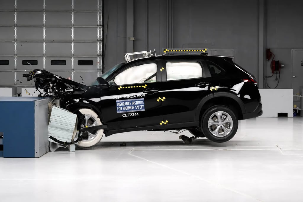 Honda HR-V durante teste de colisão frontal do IIHS em laboratório de segurança.