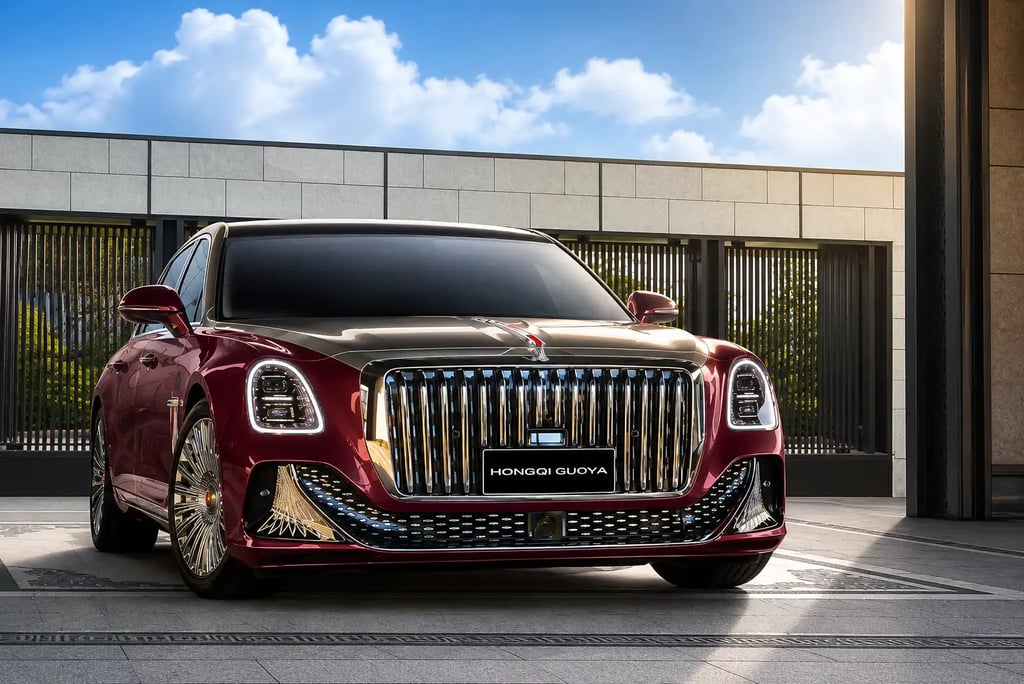 Hongqi Guoya vermelho com grade cromada imponente em frente a residência de luxo