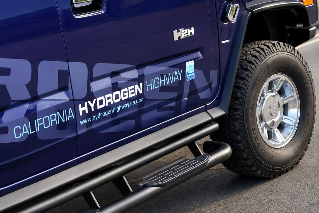 Hummer H2 com adesivo Hydrogen Highway destacando tecnologia movida a hidrogênio.