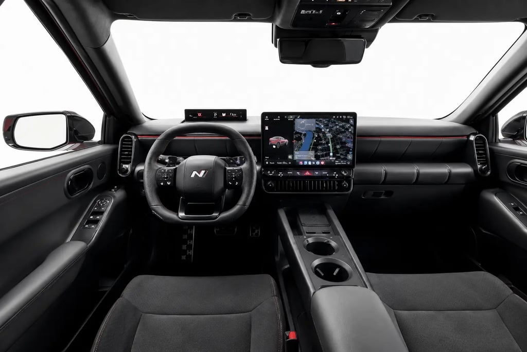 Interior do Hyundai Elantra 2026 com painel digital, central multimídia e acabamento esportivo.