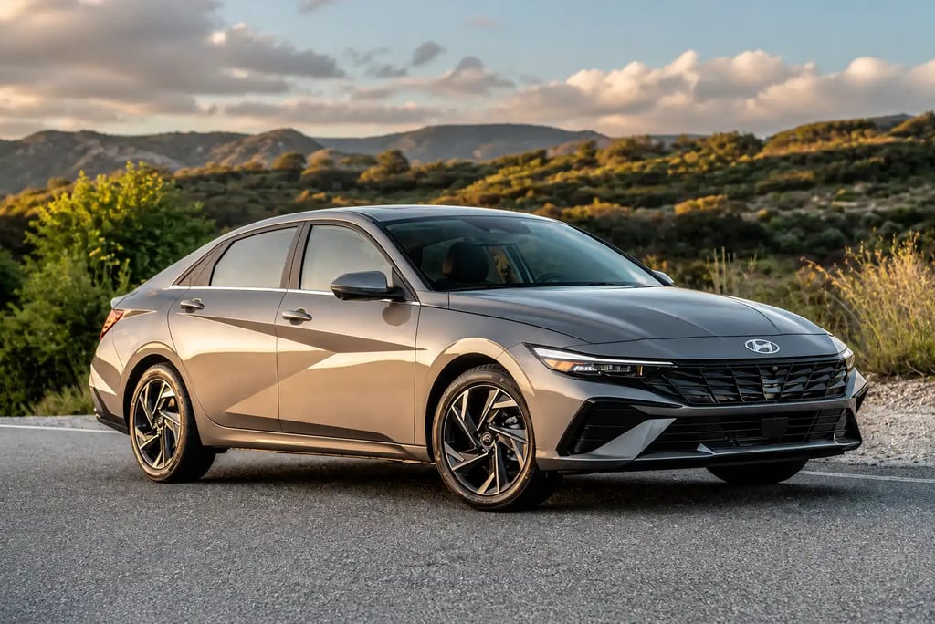 retorno dos sedãs Hyundai Elantra em estrada com paisagem crescimento vendas sedãs