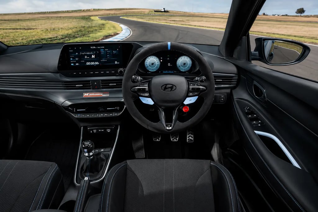 Interior do Hyundai i20 N Shadow Edition com painel digital e vista para a pista