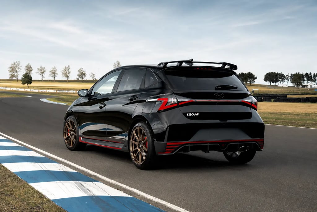 Hyundai i20 N Shadow Edition visto de traseira em pista durante edição de despedida