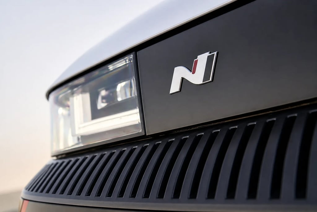 Detalhe frontal Hyundai N com farol e grade esportiva em close