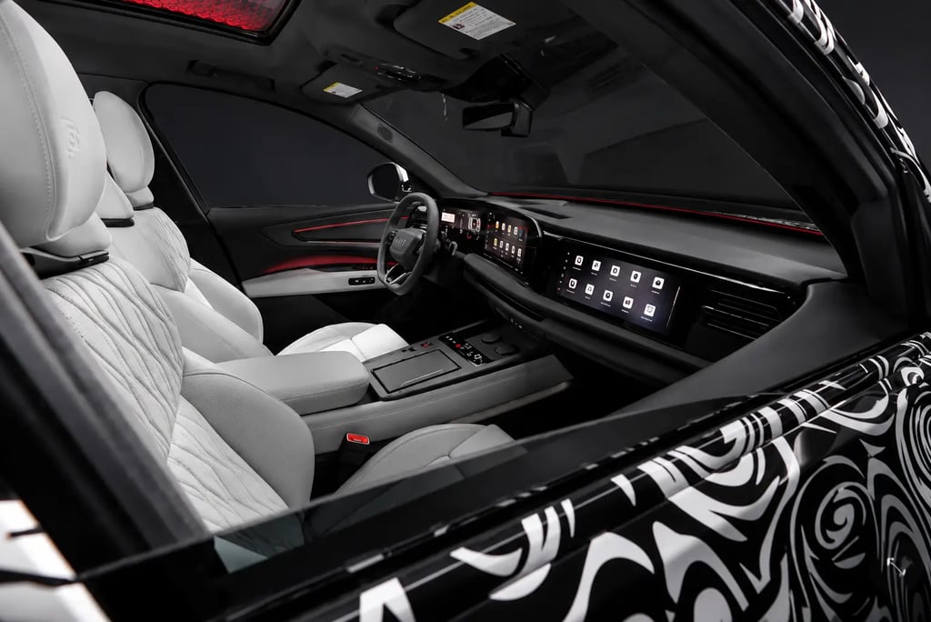 Interior do Audi Q7 2027 com telas digitais e bancos de couro claros