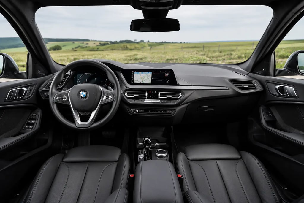 Interior do BMW 118i Sport GP 2020 com painel digital, central multimídia e bancos de couro