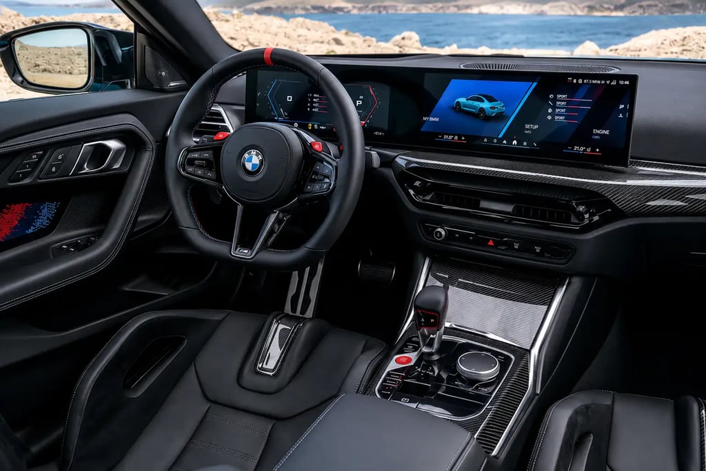Interior do BMW M2 xDrive com painel digital, volante esportivo e acabamento premium
