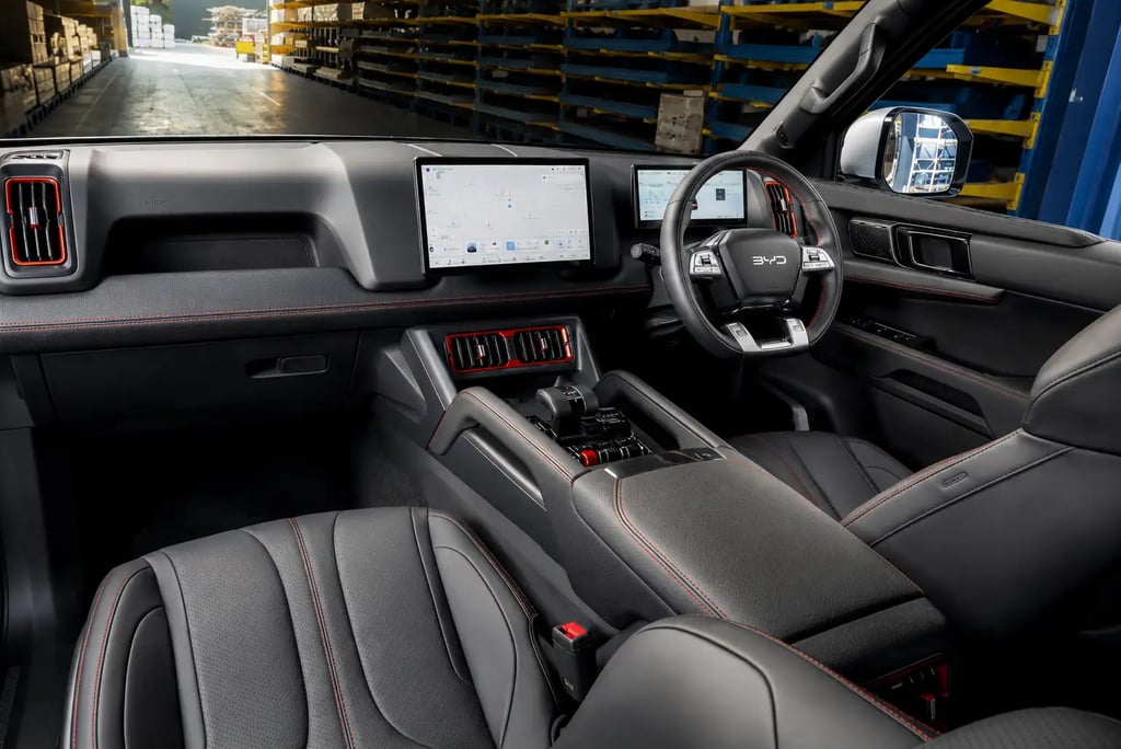 Interior da BYD Shark 6 com painel digital e acabamento premium