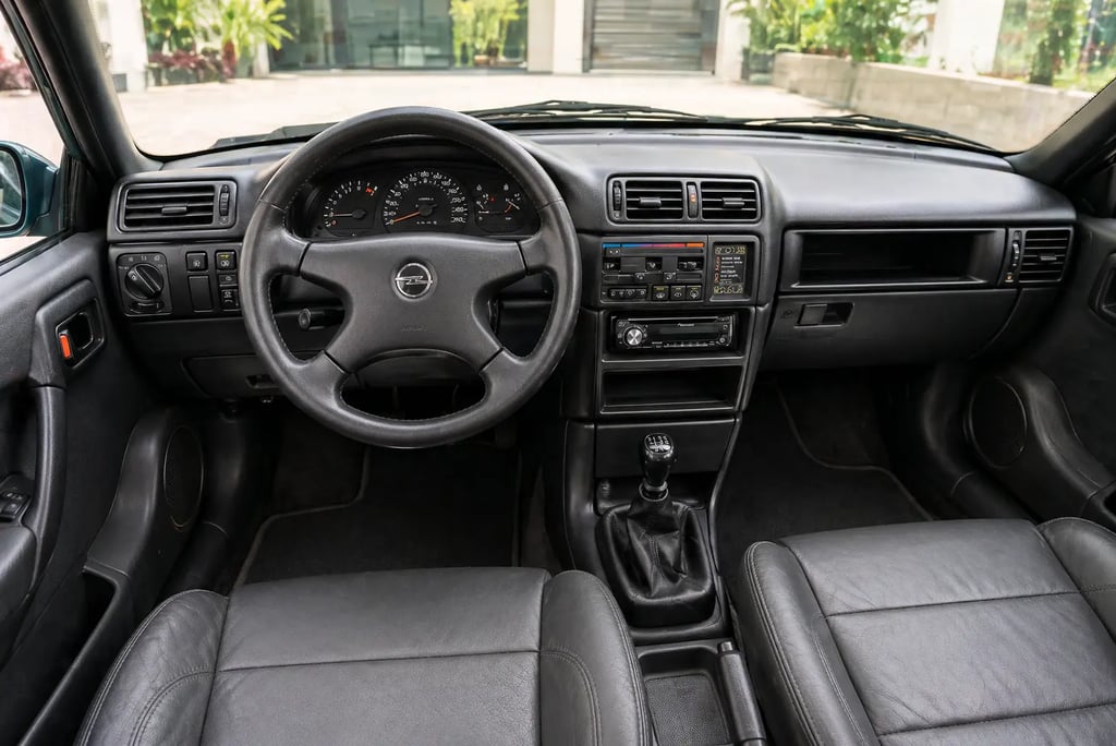 painel interno de carro esportivo clássico com câmbio manual e design dos anos 90
