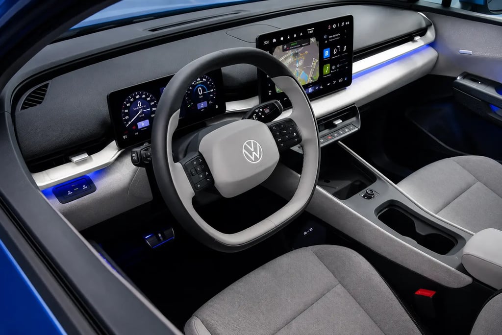 Interior moderno de carro Volkswagen com painel digital, iluminação azul e central multimídia touchs