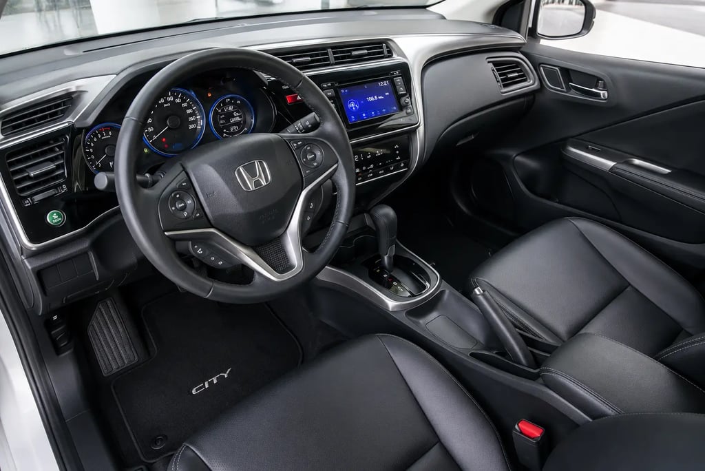 Interior do Honda City 2015 com painel, câmbio CVT e bancos de couro em destaque