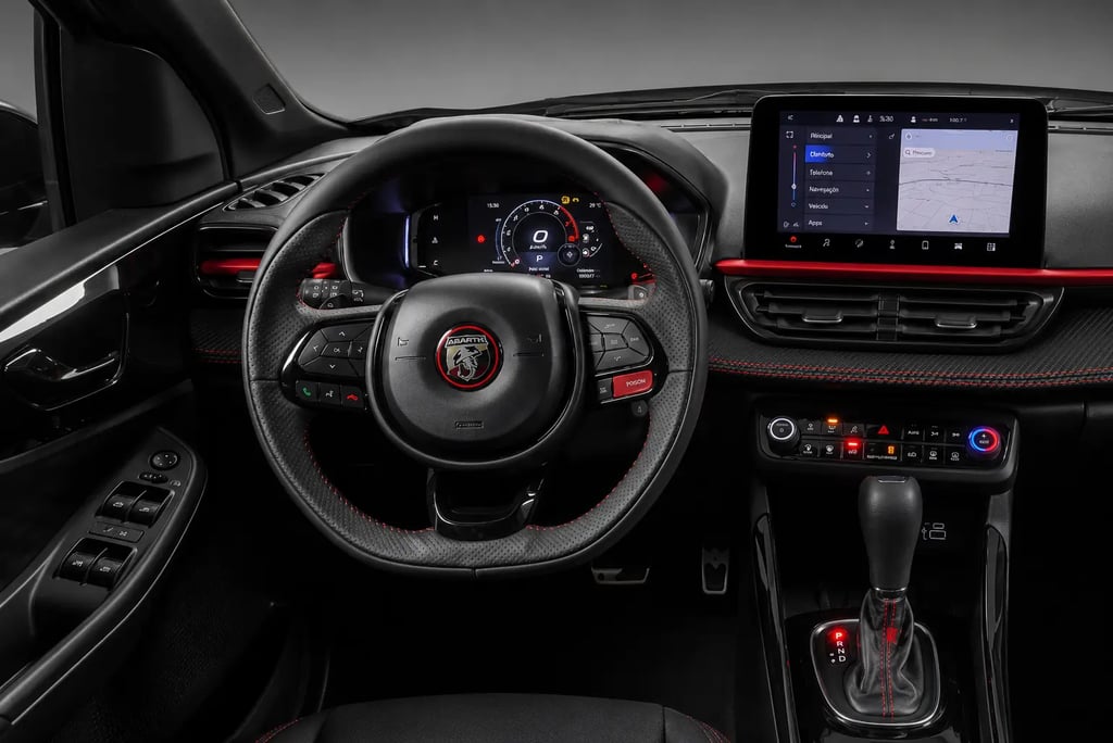 Interior do Fiat Fastback Abarth com painel digital, multimídia e volante esportivo