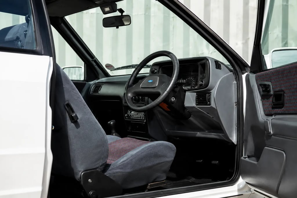 Interior do Ford Escort XR3i preserva visual clássico com acabamento renovado
