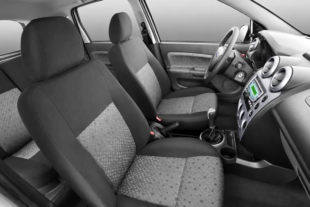 Interior do Ford Fiesta Rocam 1.6 com bancos de tecido, câmbio manual e painel