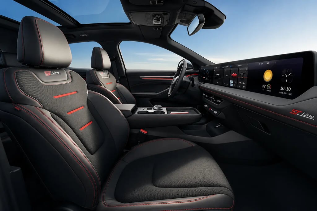 Interior do Ford Mondeo Sport ST-Line com painel digital e teto panorâmico