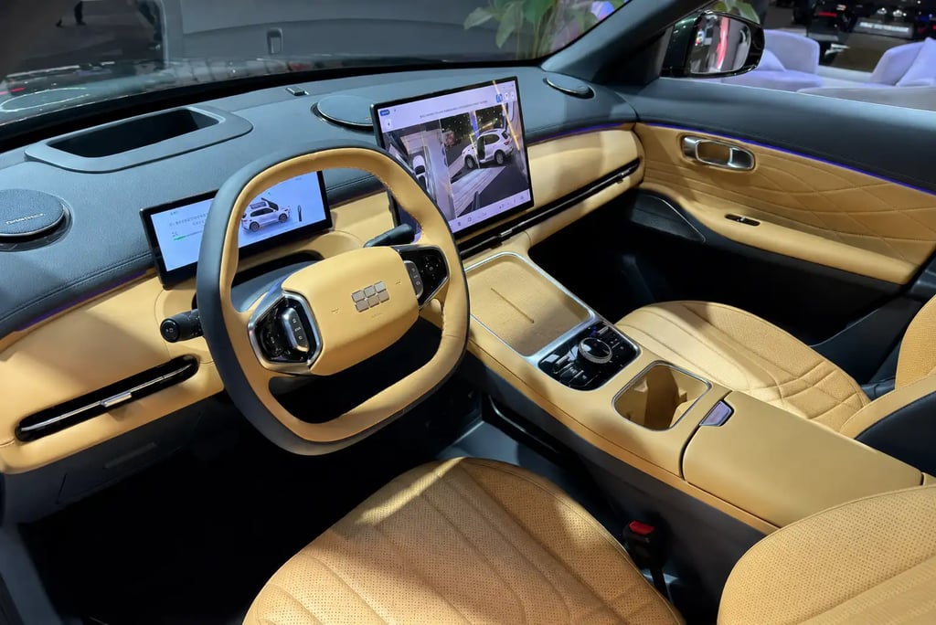 Interior do Geely EX5 com bancos claros, painel digital e central multimídia