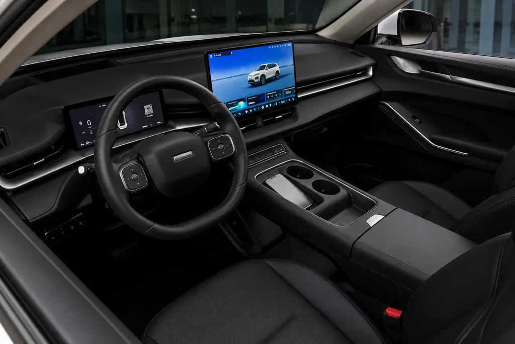 Interior do Haval H6 PHEV19 com painel digital e cabine moderna em acabamento preto