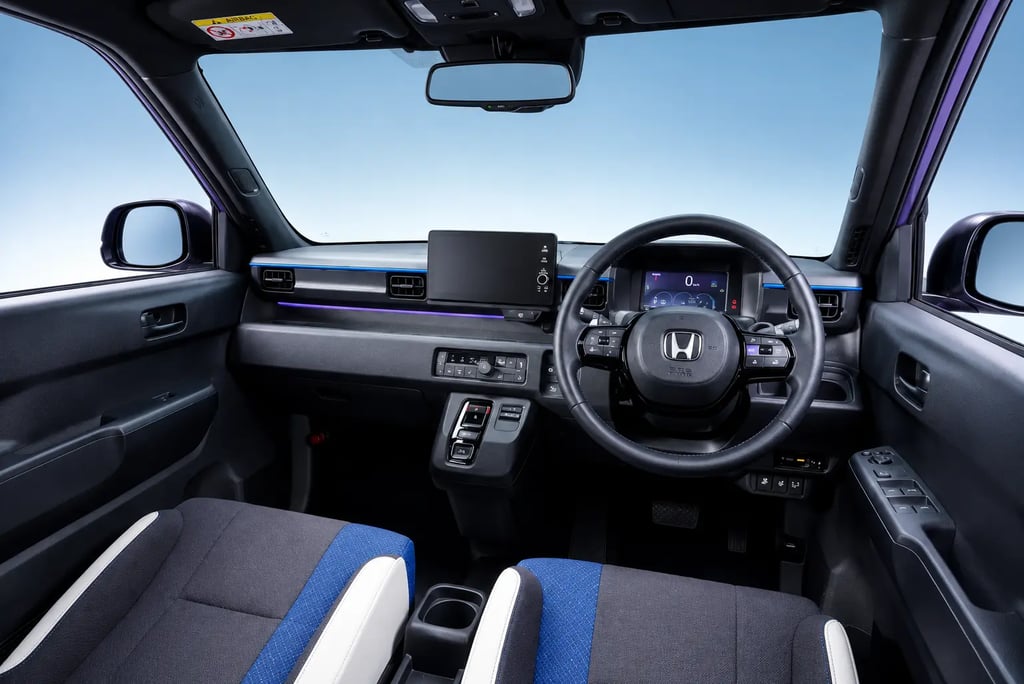 Interior do Honda Super-ONE com painel digital e acabamento moderno no Japão.