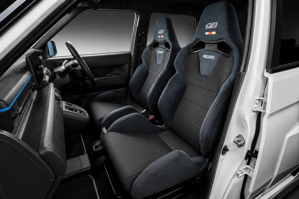 Interior da Honda Super One Mugen com bancos esportivos Recaro