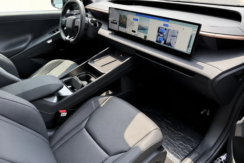 Interior do Hyundai Ioniq V com tela panorâmica e cabine tecnológica
