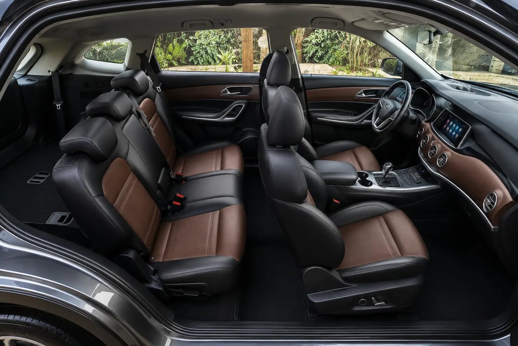 Interior do JAC T80 com cabine de 7 lugares, bancos em couro e acabamento premium