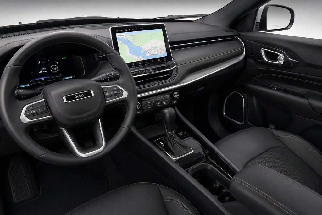 Interior do Jeep Compass com painel digital, multimídia e acabamento premium em preto.