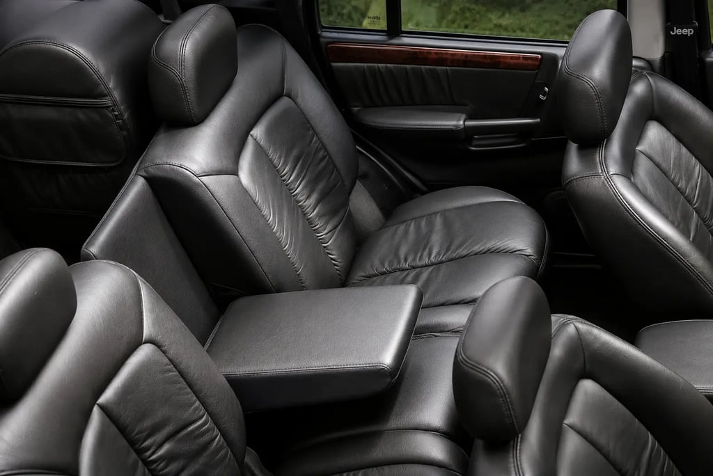Interior do Jeep Grand Cherokee 5.9 Limited com bancos de couro premium