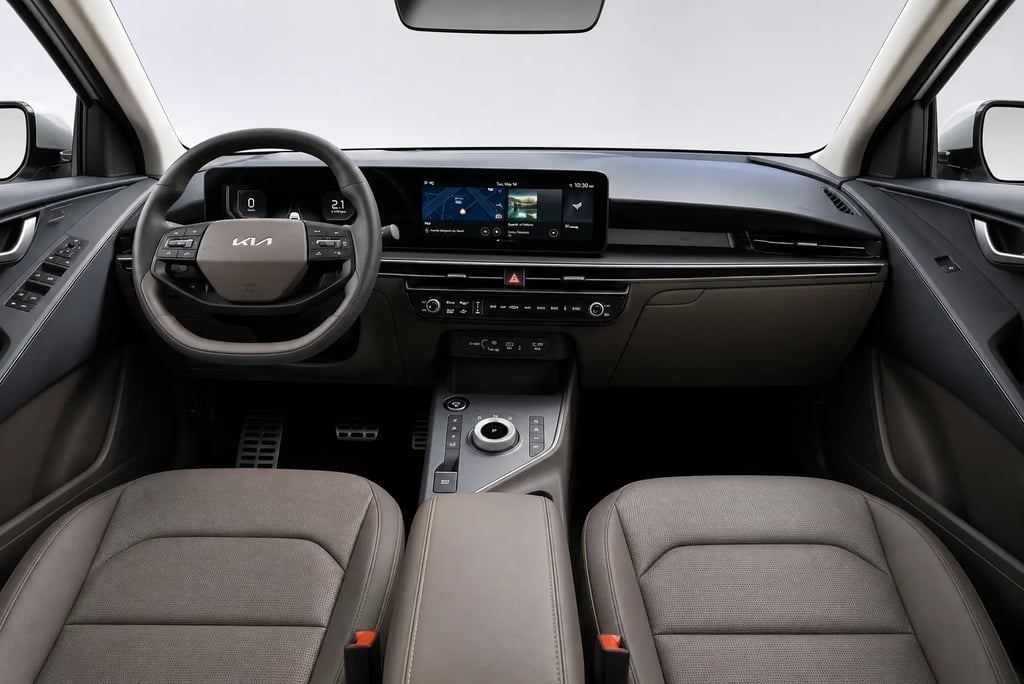 Interior do Kia Niro híbrido com painel digital, central multimídia e acabamento moderno.