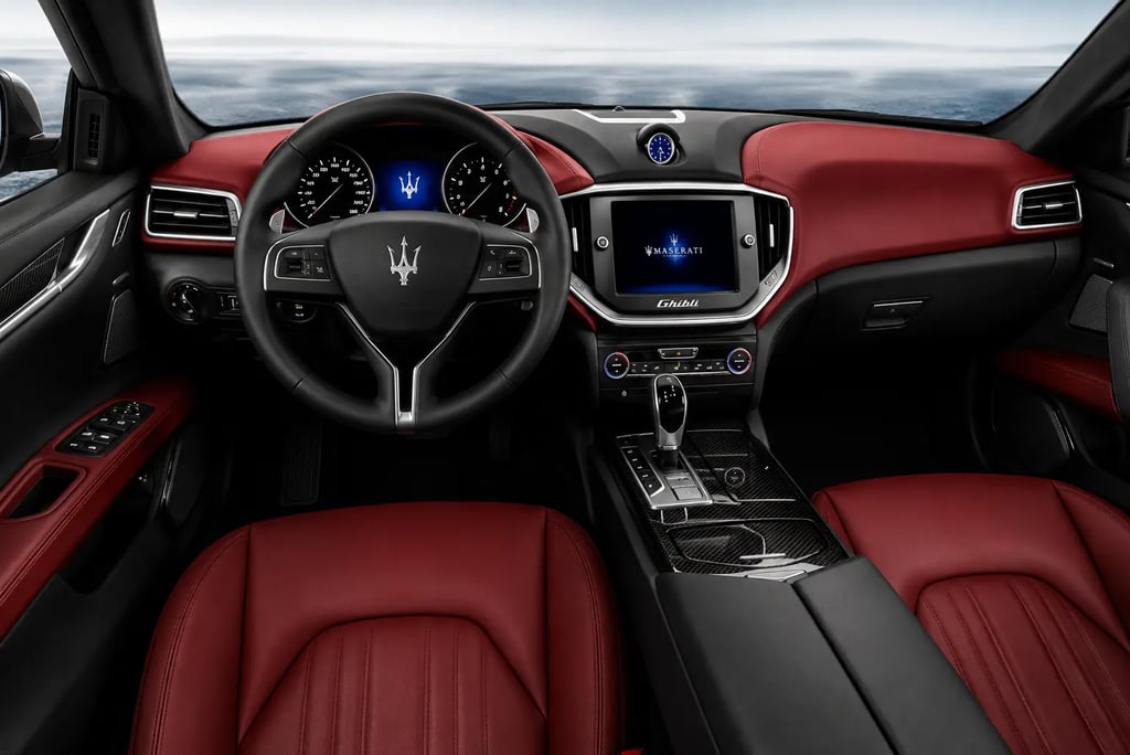 Interior do Maserati Ghibli com bancos em couro vermelho e acabamento premium esportivo