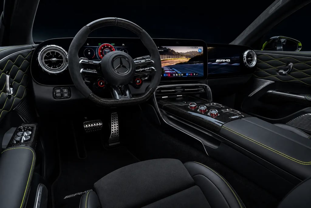 Interior do Mercedes-AMG elétrico com painel digital e acabamento esportivo premium