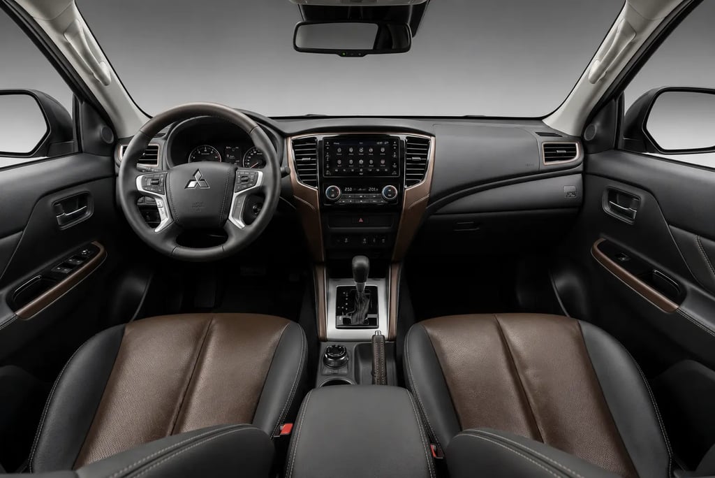 Interior da Mitsubishi L200 Triton Sport 2025 com painel e bancos de couro