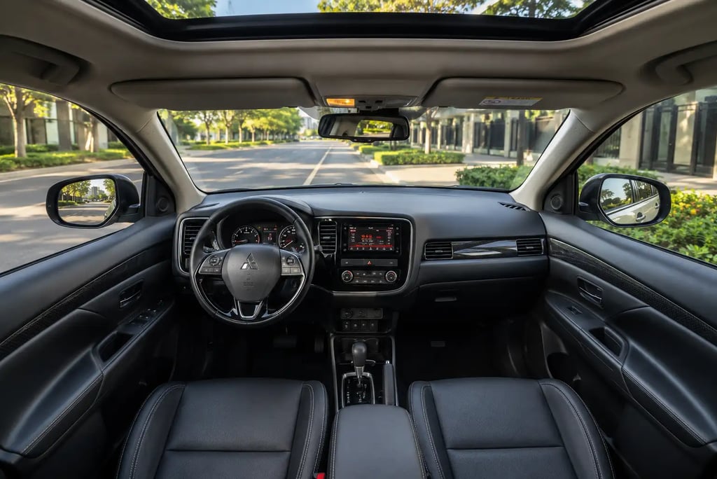 Interior da Mitsubishi Outlander Comfort 2018 com painel, bancos em couro e teto solar