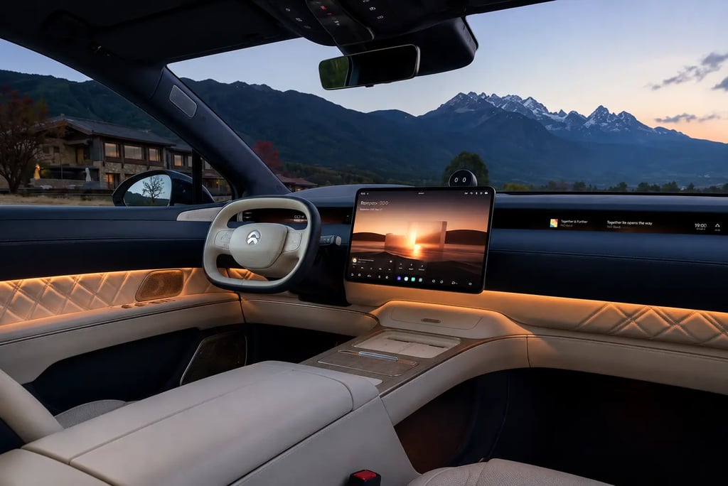 Interior do Nio ET9 com tela central, iluminação ambiente e vista para montanhas ao entardecer