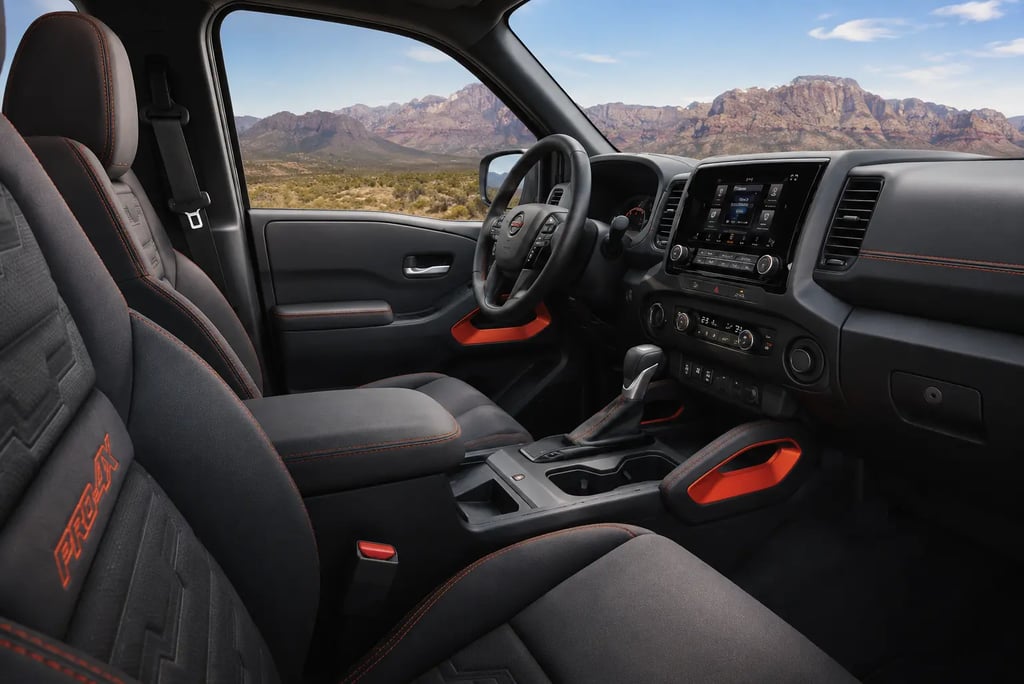 Interior da Nissan Frontier PRO-4X com painel multimídia e acabamento premium